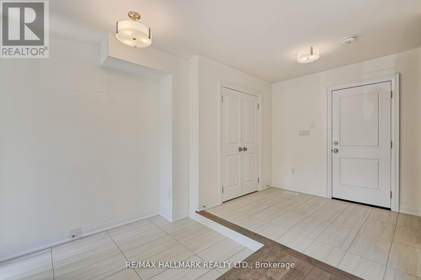 Photo 5 of 28 Gardeners Lane, Markham ON