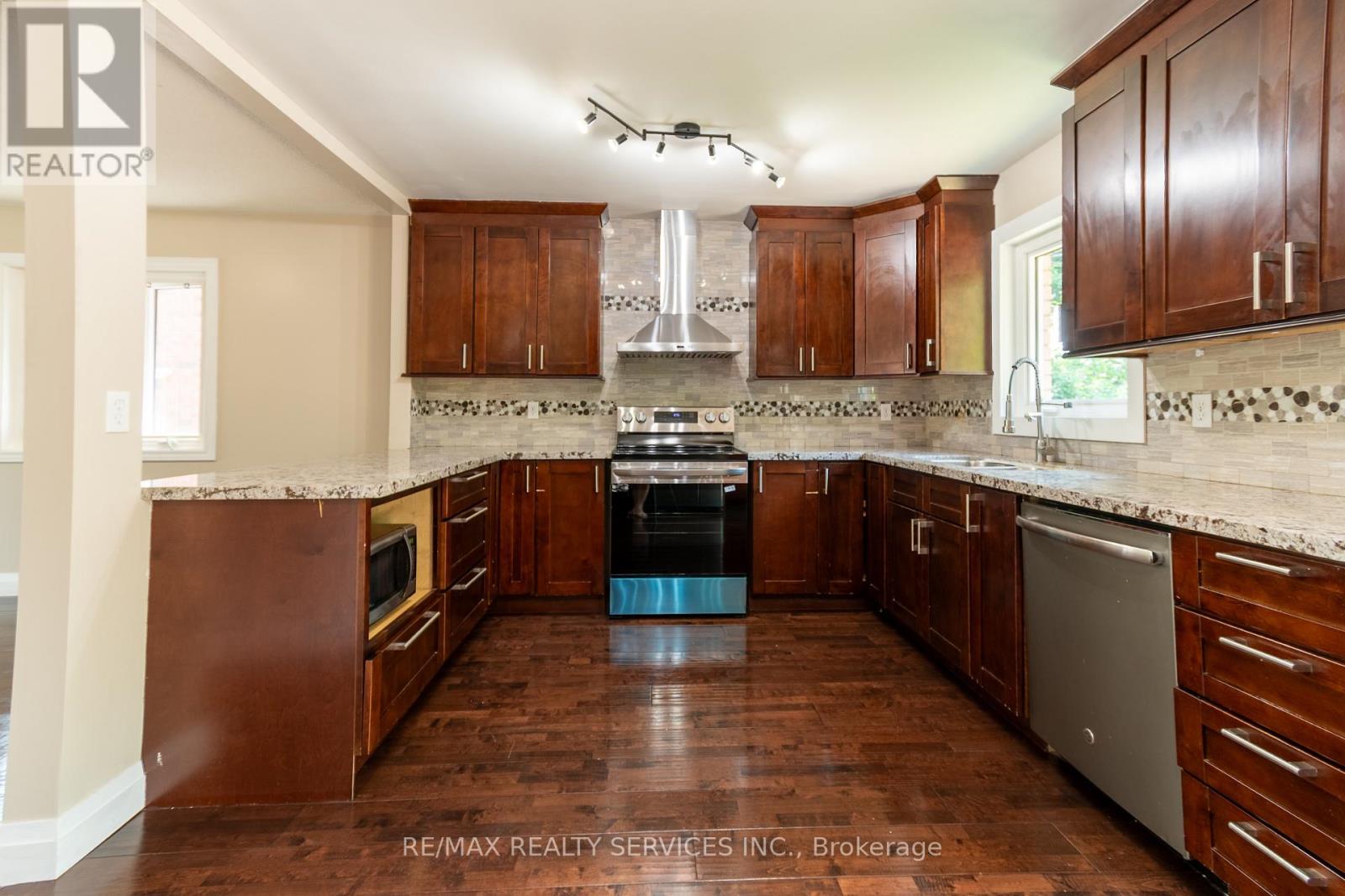 Photo 11 of 22 Oshaughnessy Crescent, Barrie ON