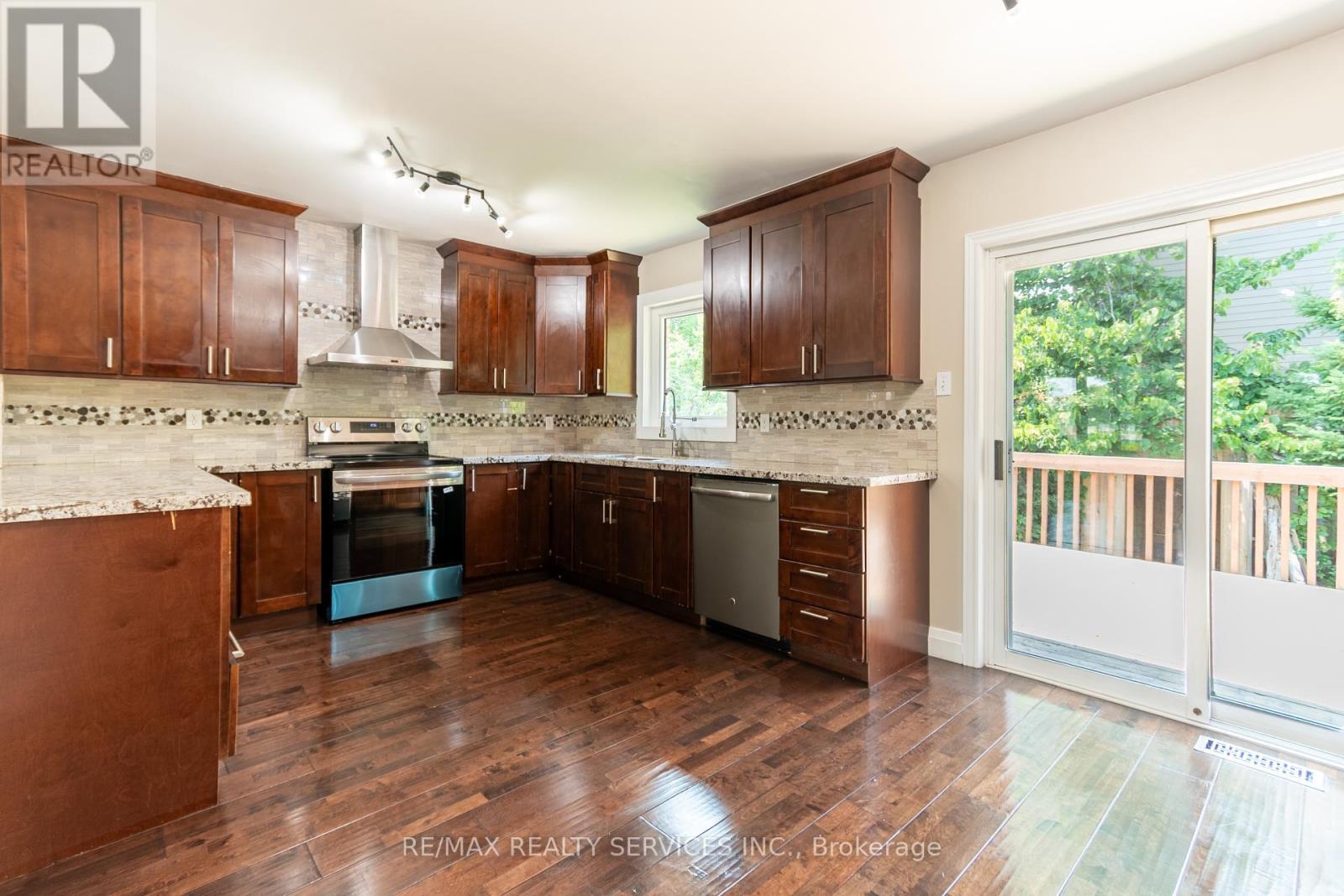 Photo 12 of 22 Oshaughnessy Crescent, Barrie ON
