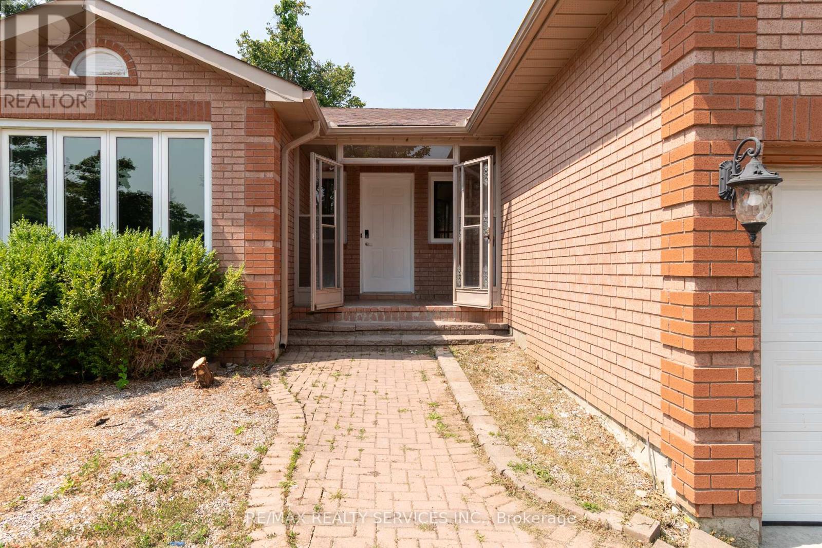 Photo 3 of 22 Oshaughnessy Crescent, Barrie ON