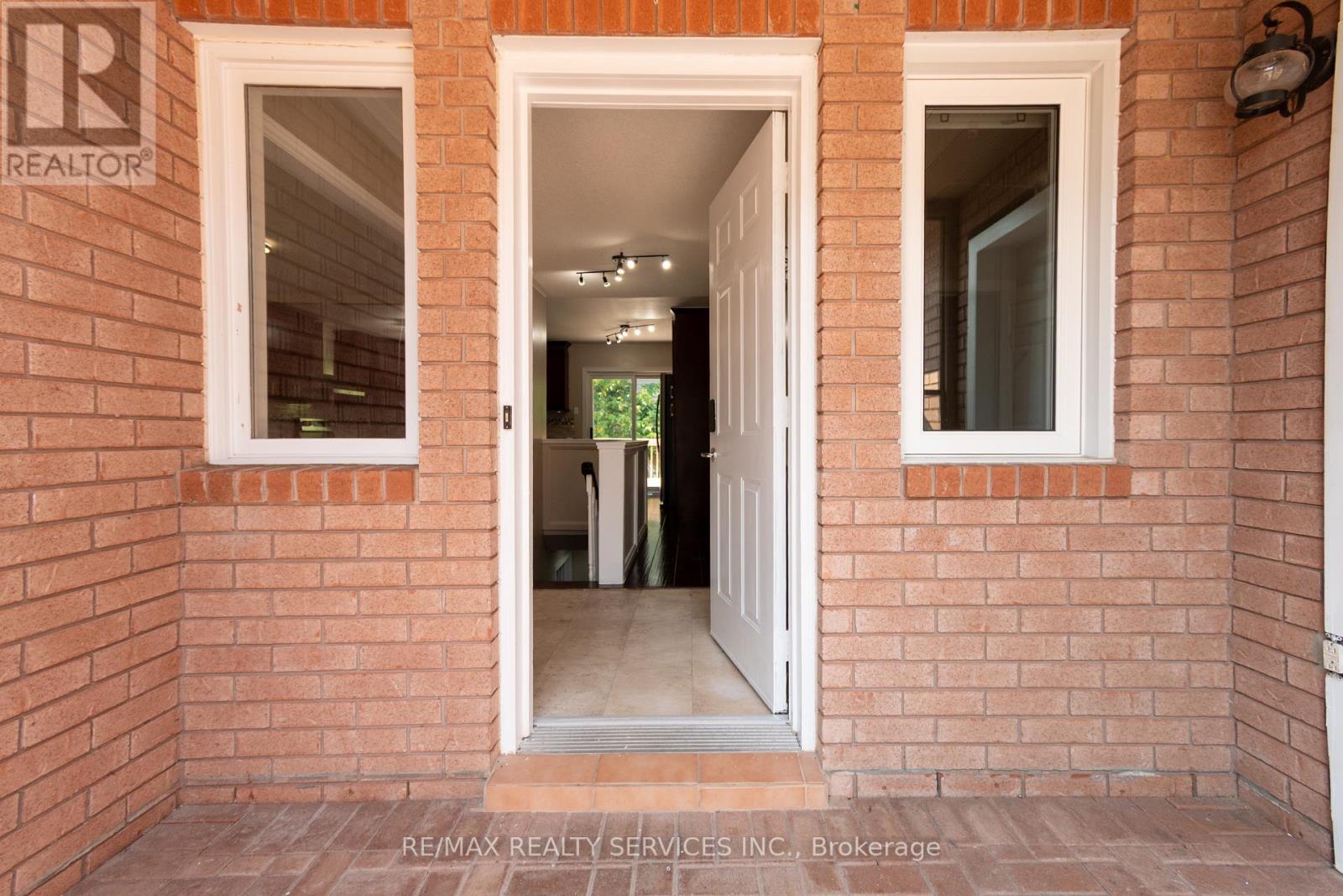 Photo 4 of 22 Oshaughnessy Crescent, Barrie ON
