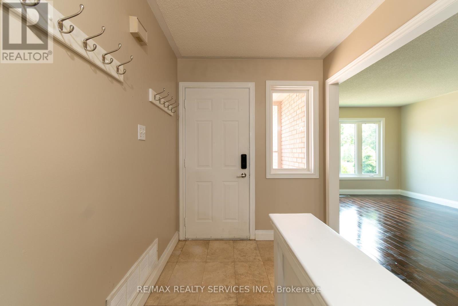 Photo 5 of 22 Oshaughnessy Crescent, Barrie ON