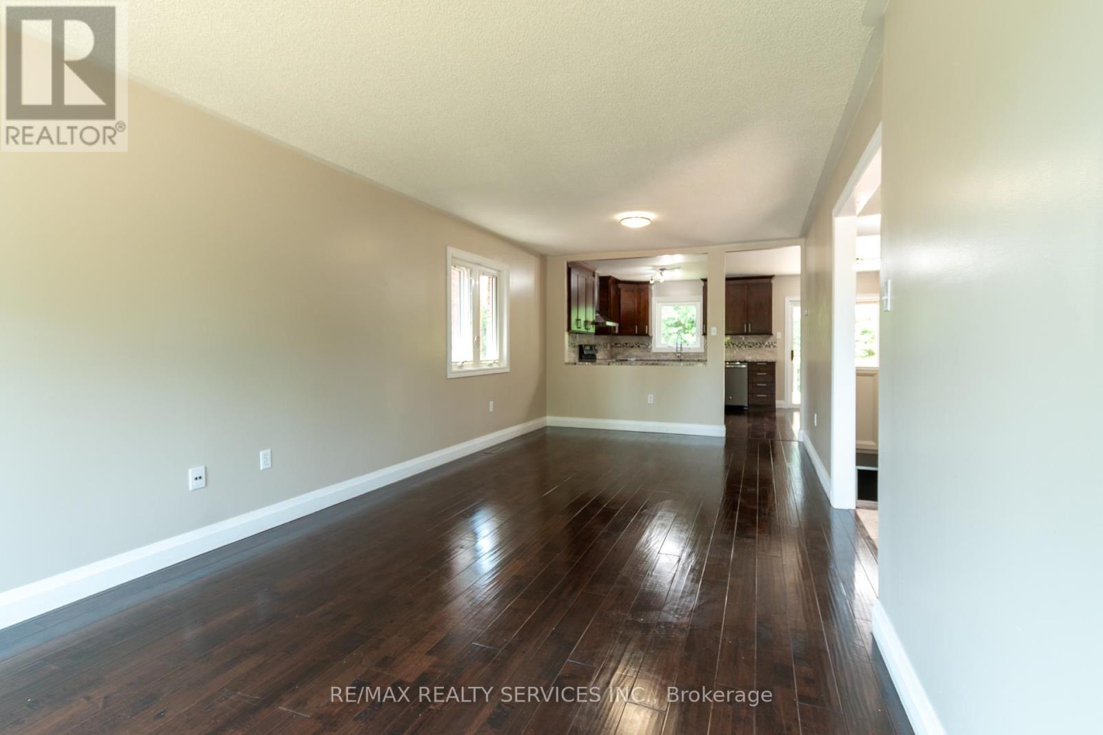 Photo 7 of 22 Oshaughnessy Crescent, Barrie ON