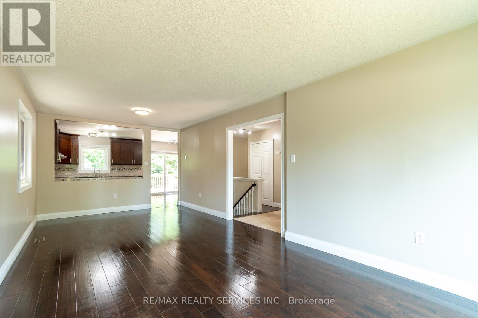 Photo 8 of 22 Oshaughnessy Crescent, Barrie ON