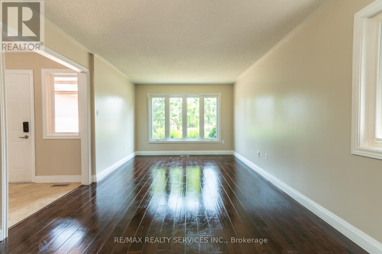 Photo 9 of 22 Oshaughnessy Crescent, Barrie ON