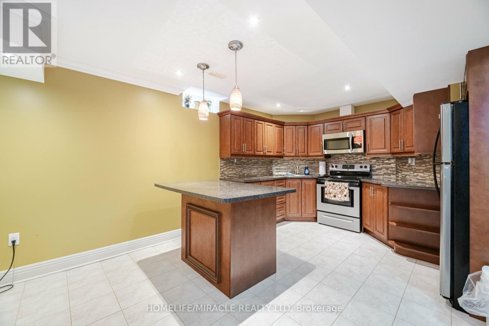 Photo 12 of 21 Summershade Street, Brampton ON