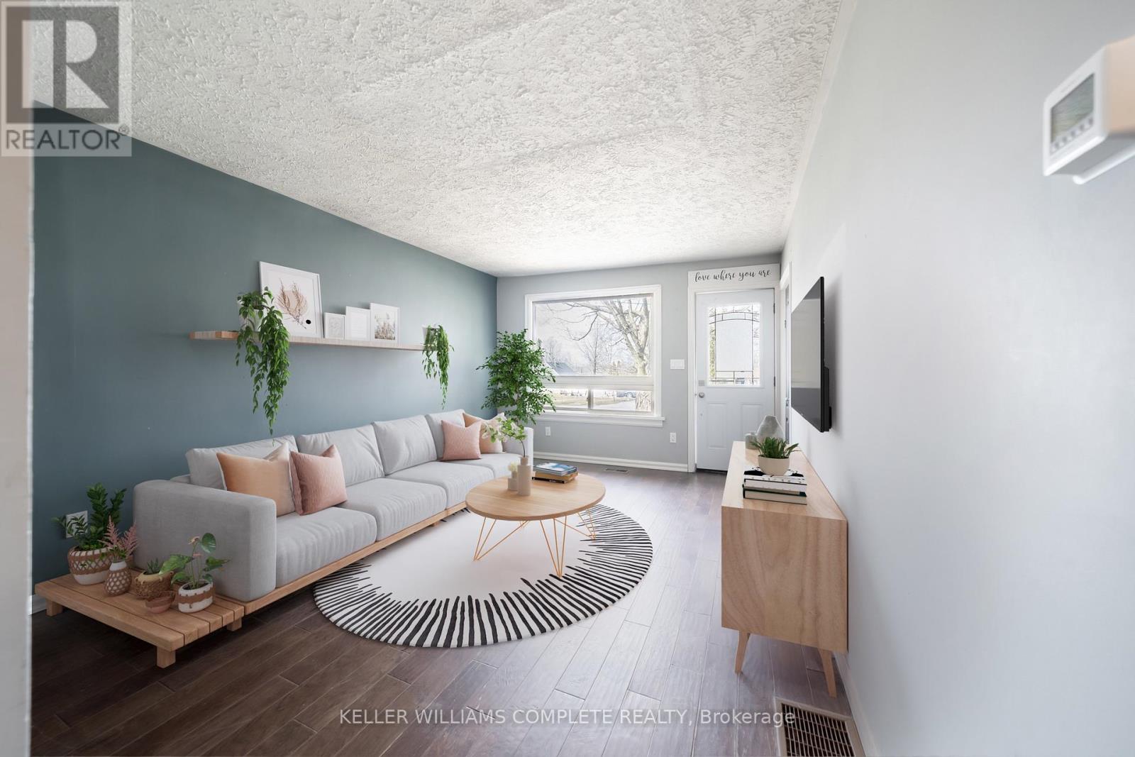 Photo 2 of 21 Renfrew Street E, Haldimand ON
