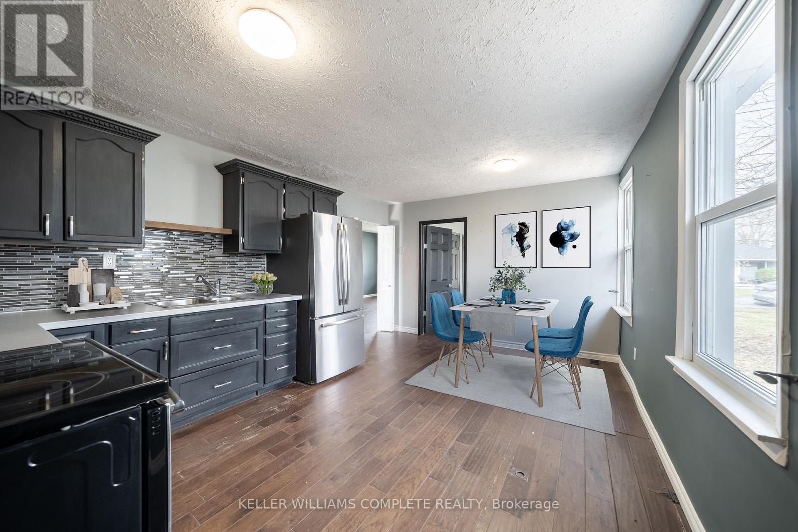 Photo 3 of 21 Renfrew Street E, Haldimand ON