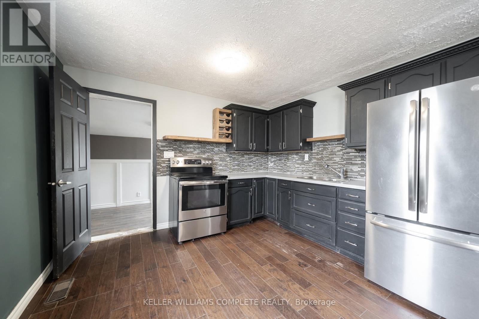 Photo 4 of 21 Renfrew Street E, Haldimand ON