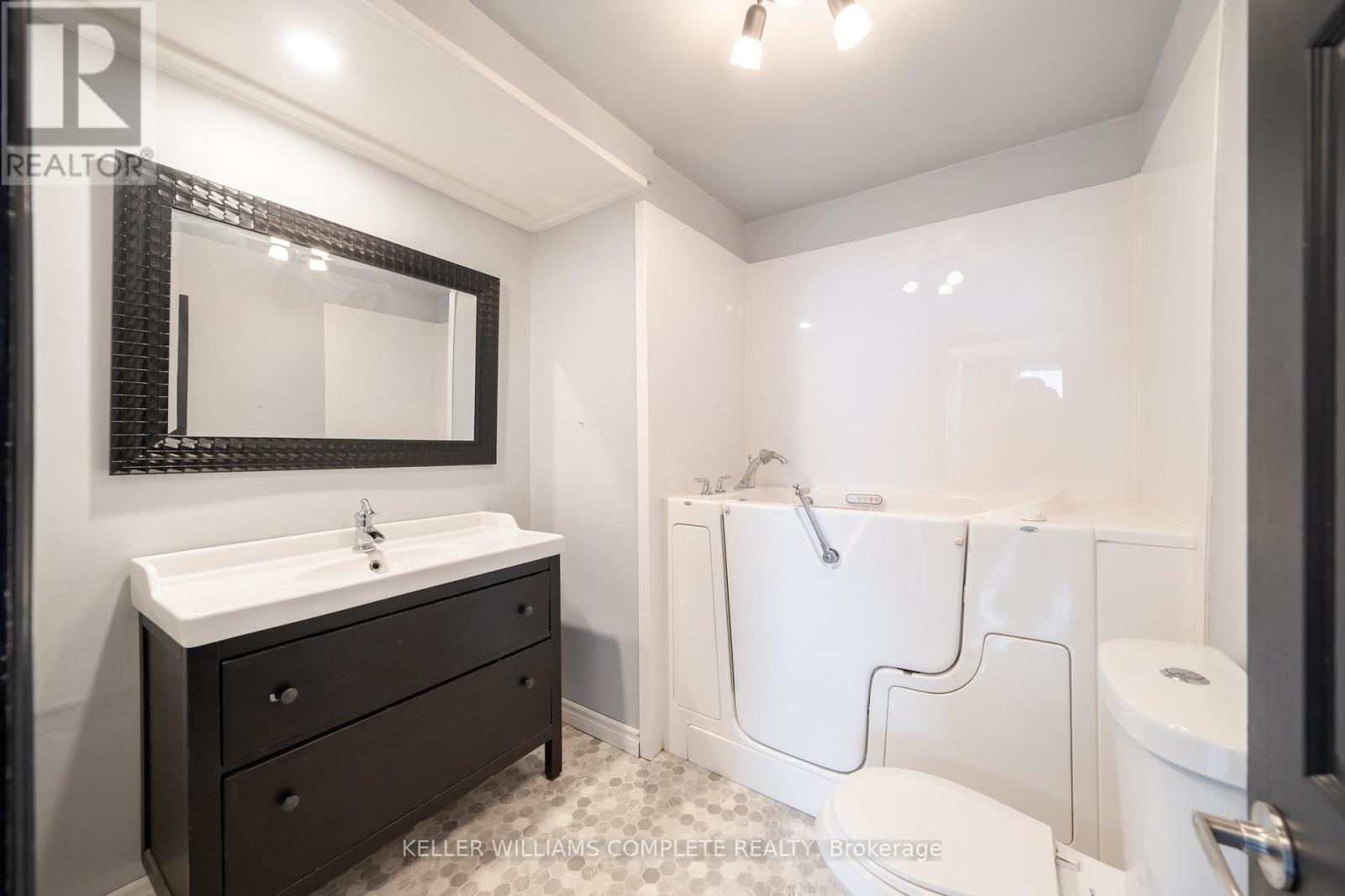 Photo 7 of 21 Renfrew Street E, Haldimand ON