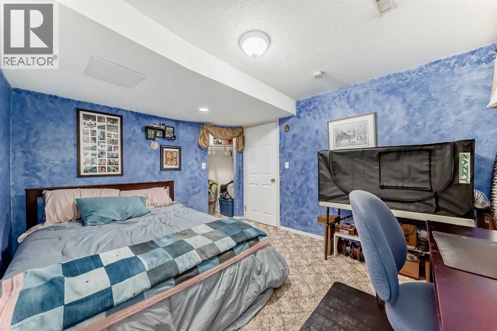 Single Family House for Sale in  River Rock Place SE Riverbend Calgary 