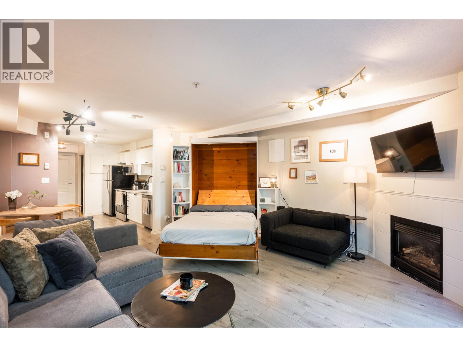 Photo 1 of 102 2140 W 12 Th Avenue, Vancouver BC