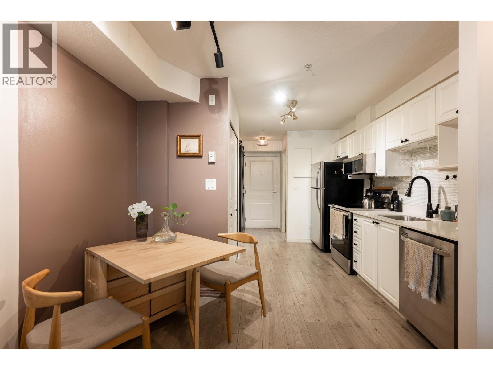 Photo 9 of 102 2140 W 12 Th Avenue, Vancouver BC