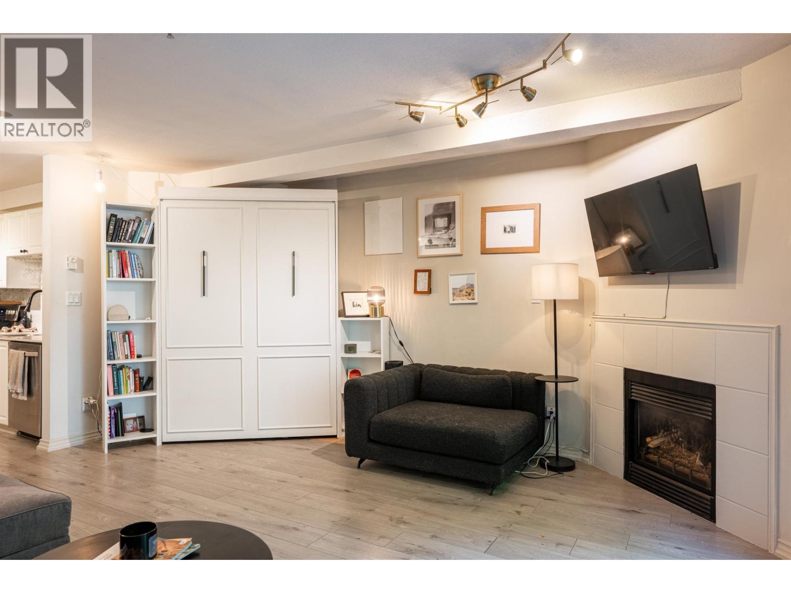 Photo 5 of 102 2140 W 12 Th Avenue, Vancouver BC
