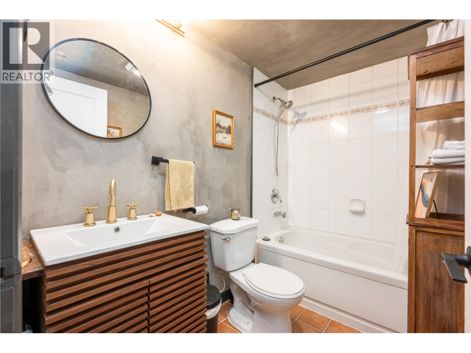 Photo 4 of 102 2140 W 12 Th Avenue, Vancouver BC