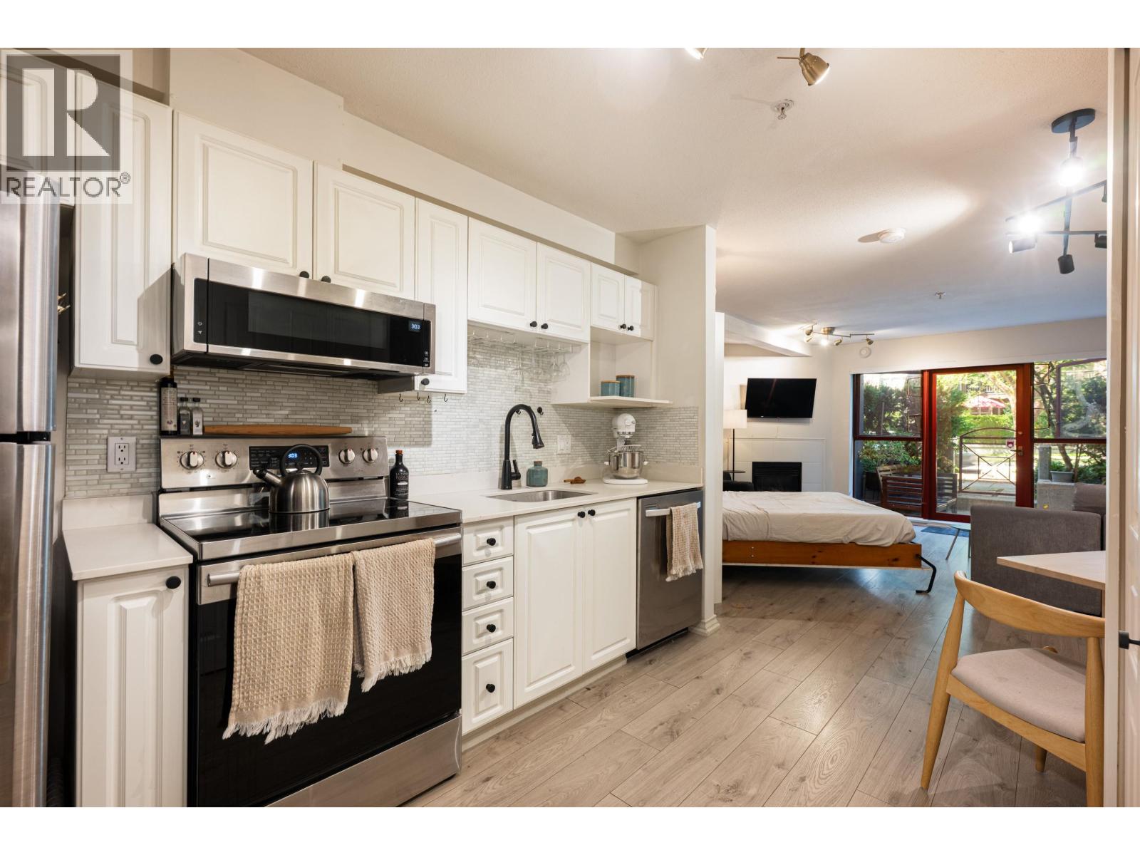 Photo 3 of 102 2140 W 12 Th Avenue, Vancouver BC