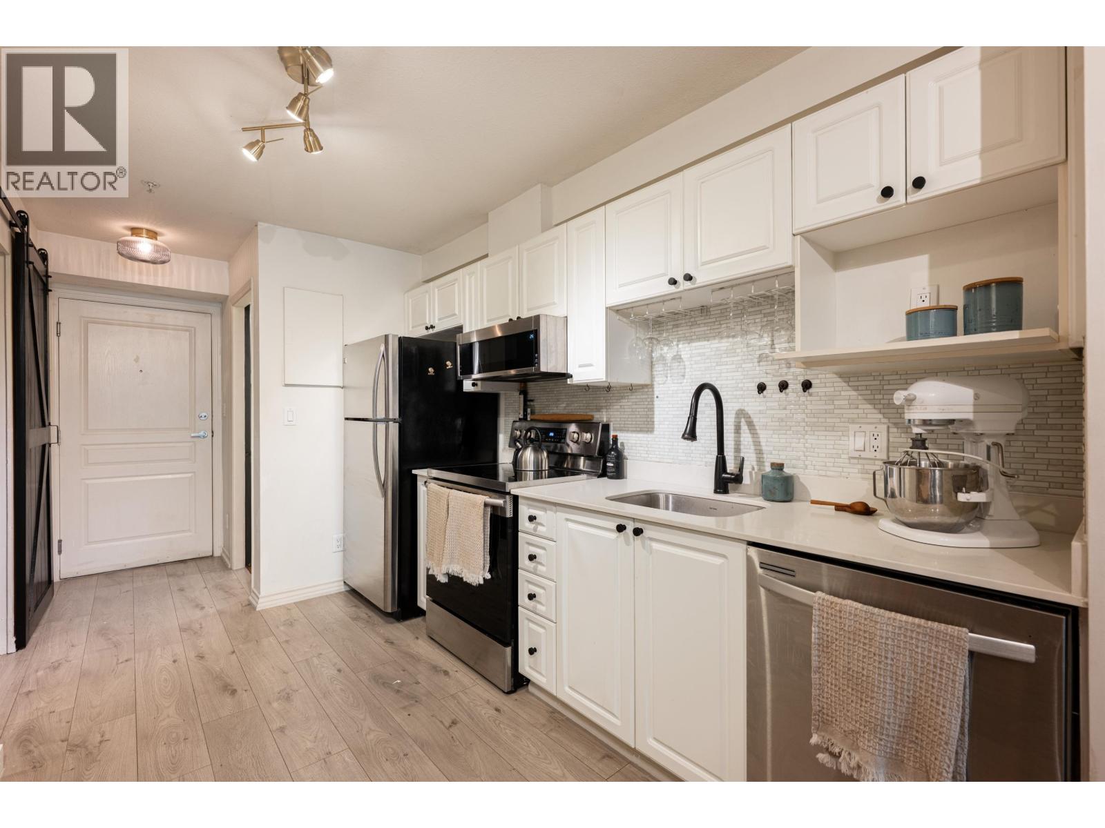 Photo 11 of 102 2140 W 12 Th Avenue, Vancouver BC