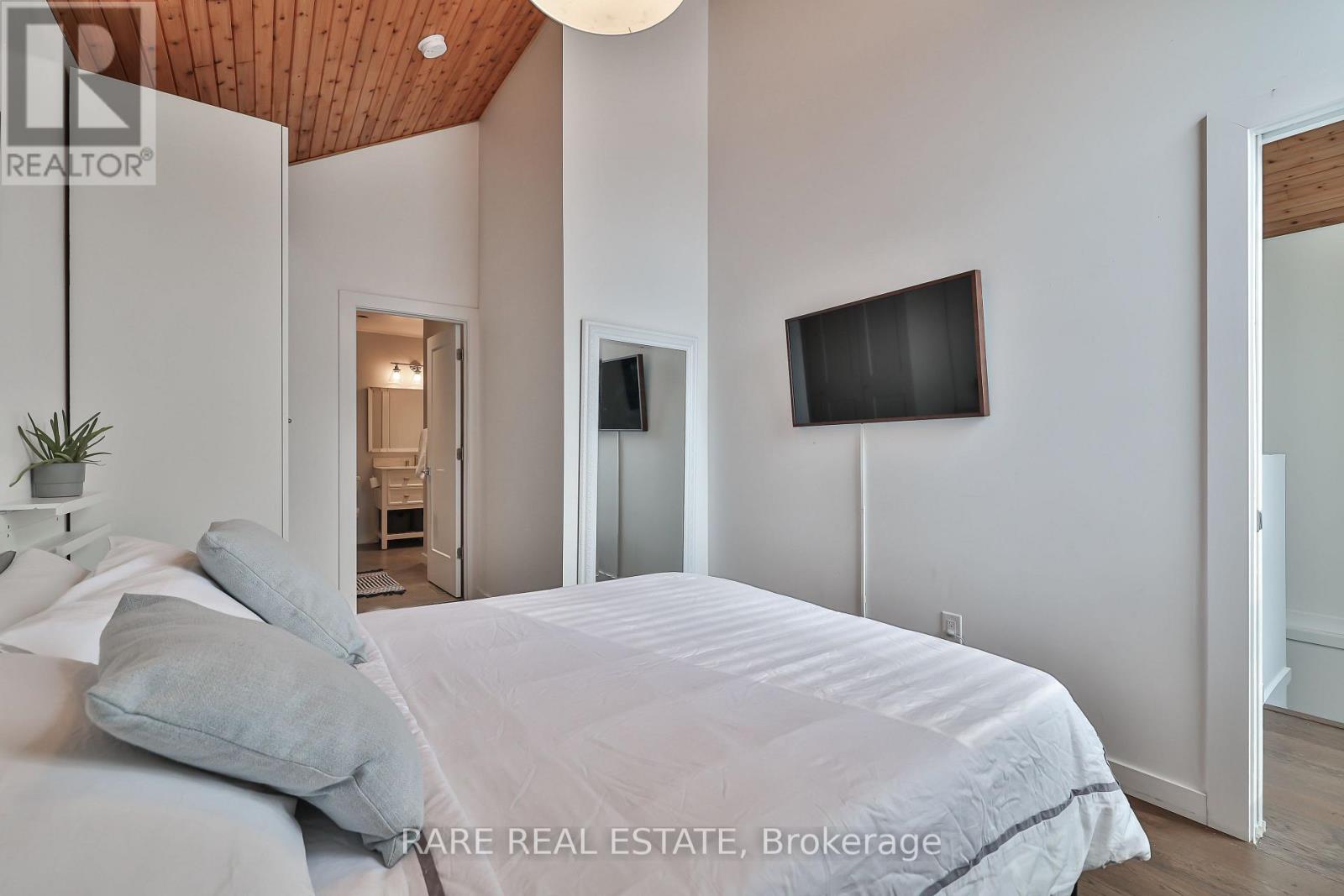 Photo 18 of 2491 Gerrard Street E, Toronto ON