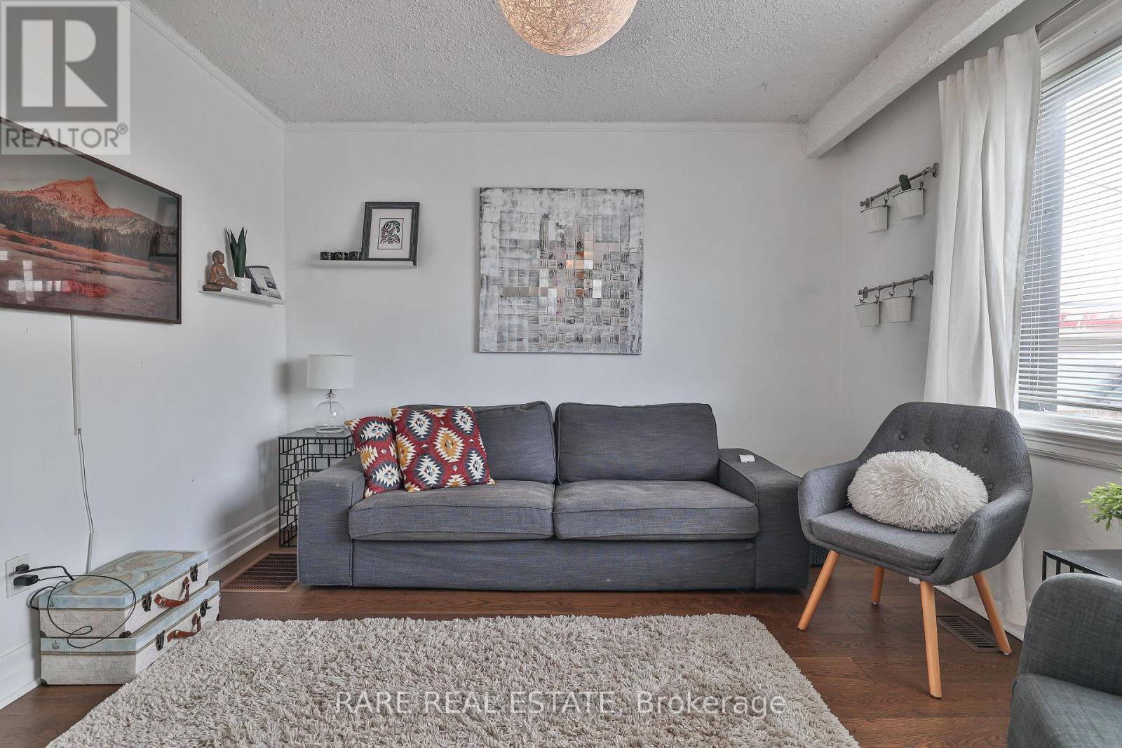 Photo 4 of 2491 Gerrard Street E, Toronto ON