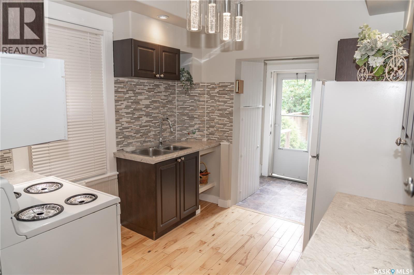 Photo 12 of 409 29th Street W, Saskatoon SK