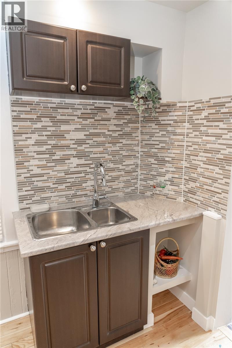 Photo 6 of 409 29th Street W, Saskatoon SK