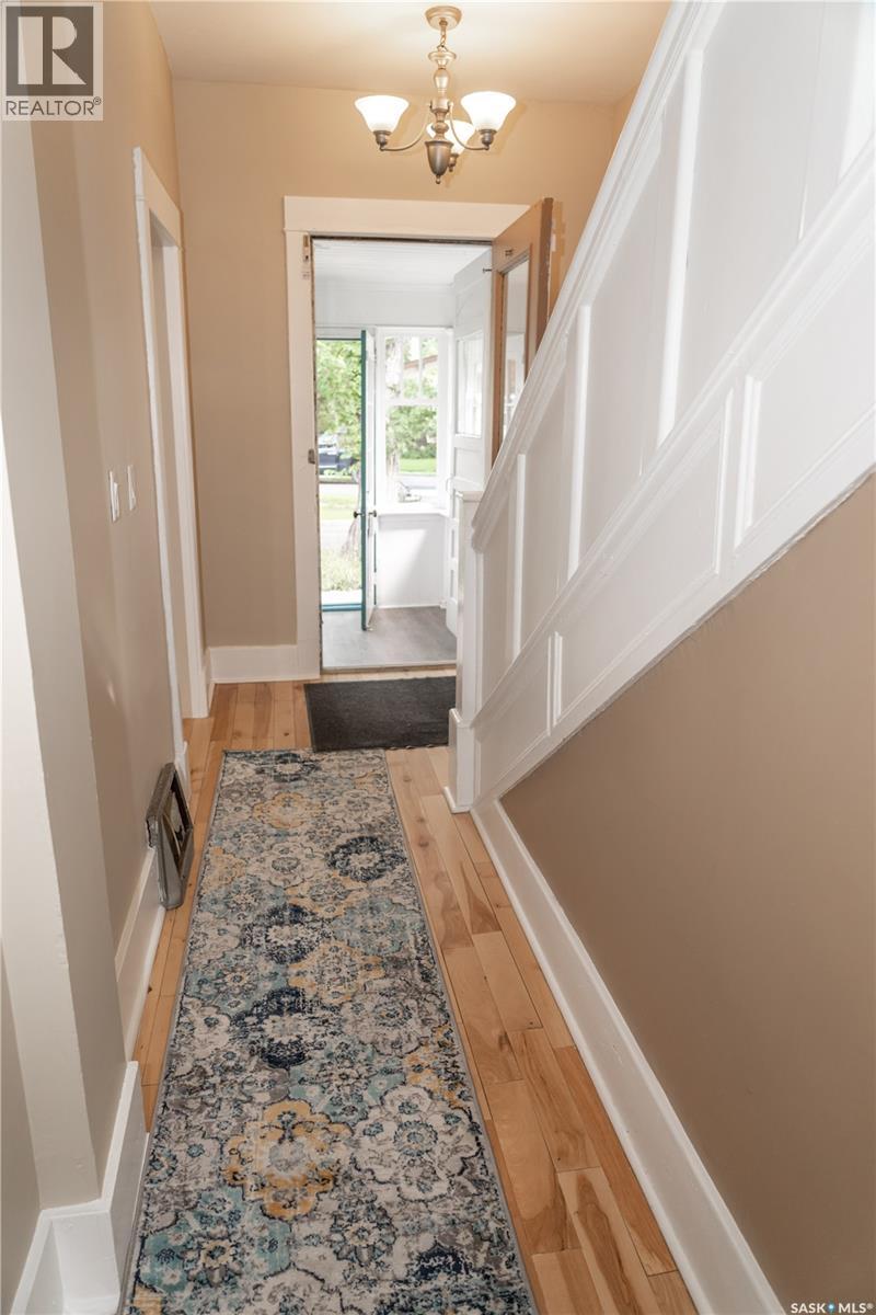 Photo 11 of 409 29th Street W, Saskatoon SK