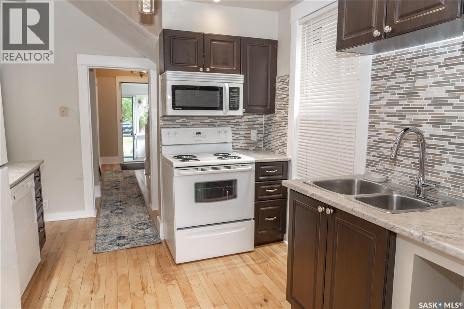 Photo 2 of 409 29th Street W, Saskatoon SK