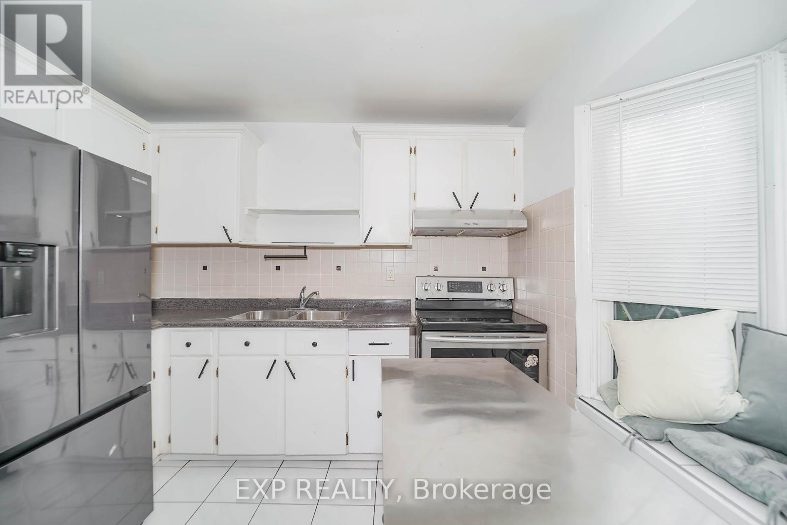 Photo 10 of 55 Hollyberry Trail, Toronto ON