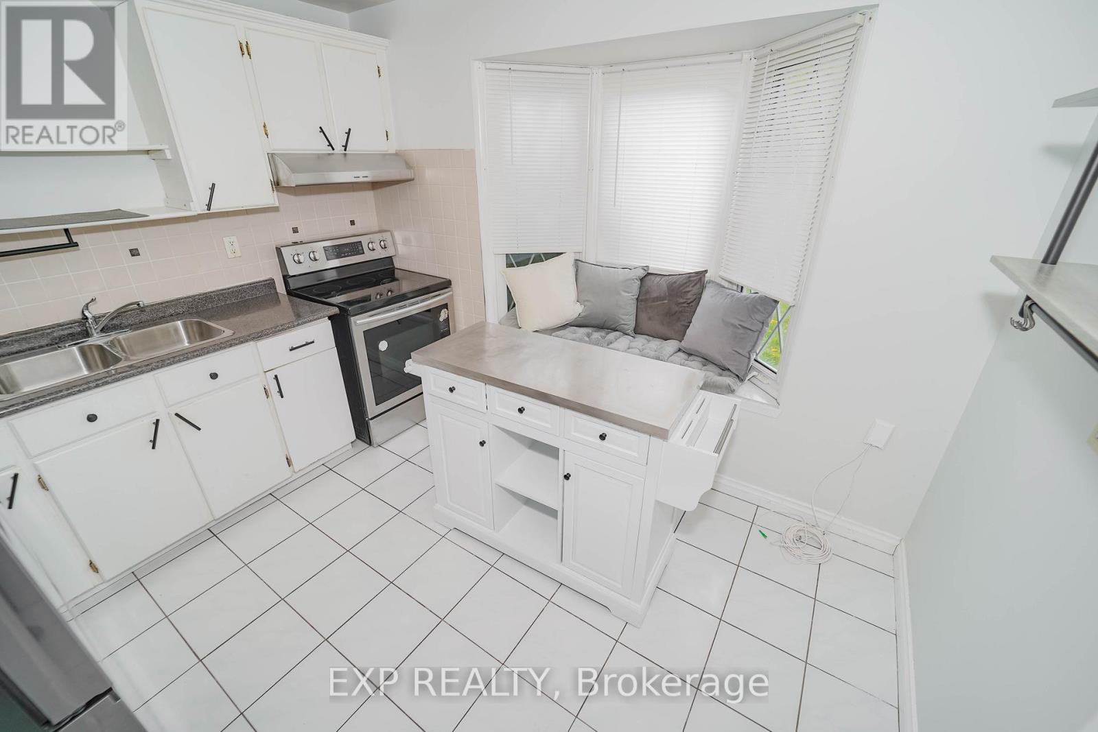 Photo 12 of 55 Hollyberry Trail, Toronto ON