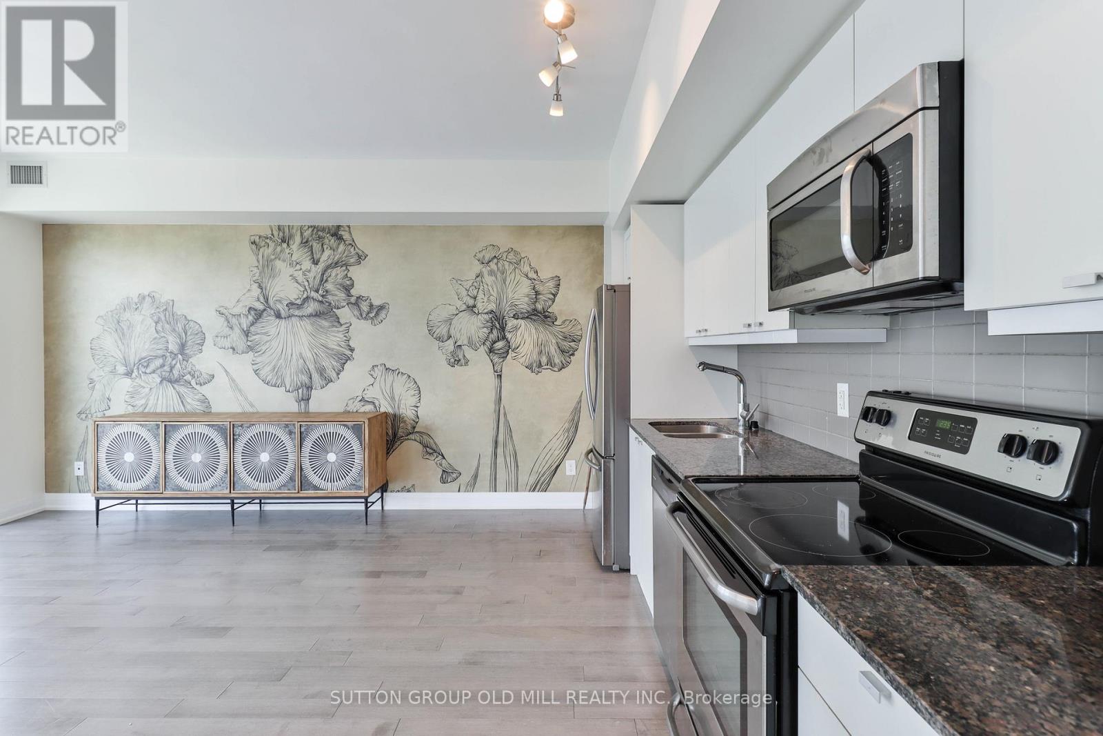 Photo 3 of 1316 105 The Queensway, Toronto ON