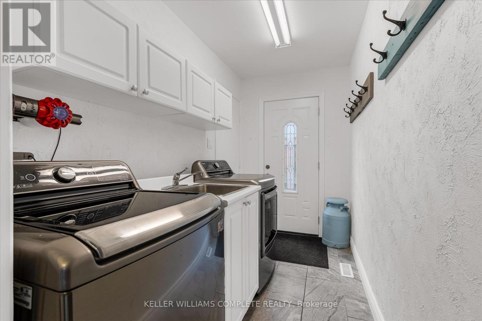 Photo 10 of 456 Acadia Drive, Hamilton ON