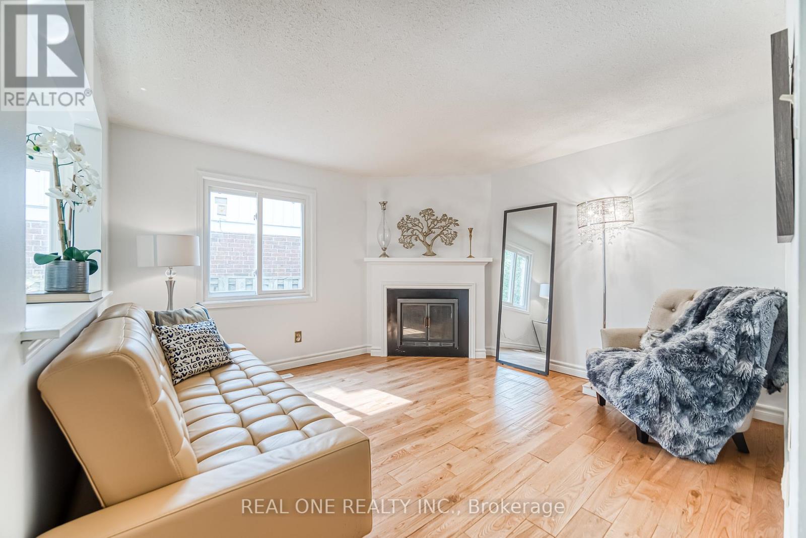 Photo 4 of 142 Frank Rivers Drive, Toronto ON