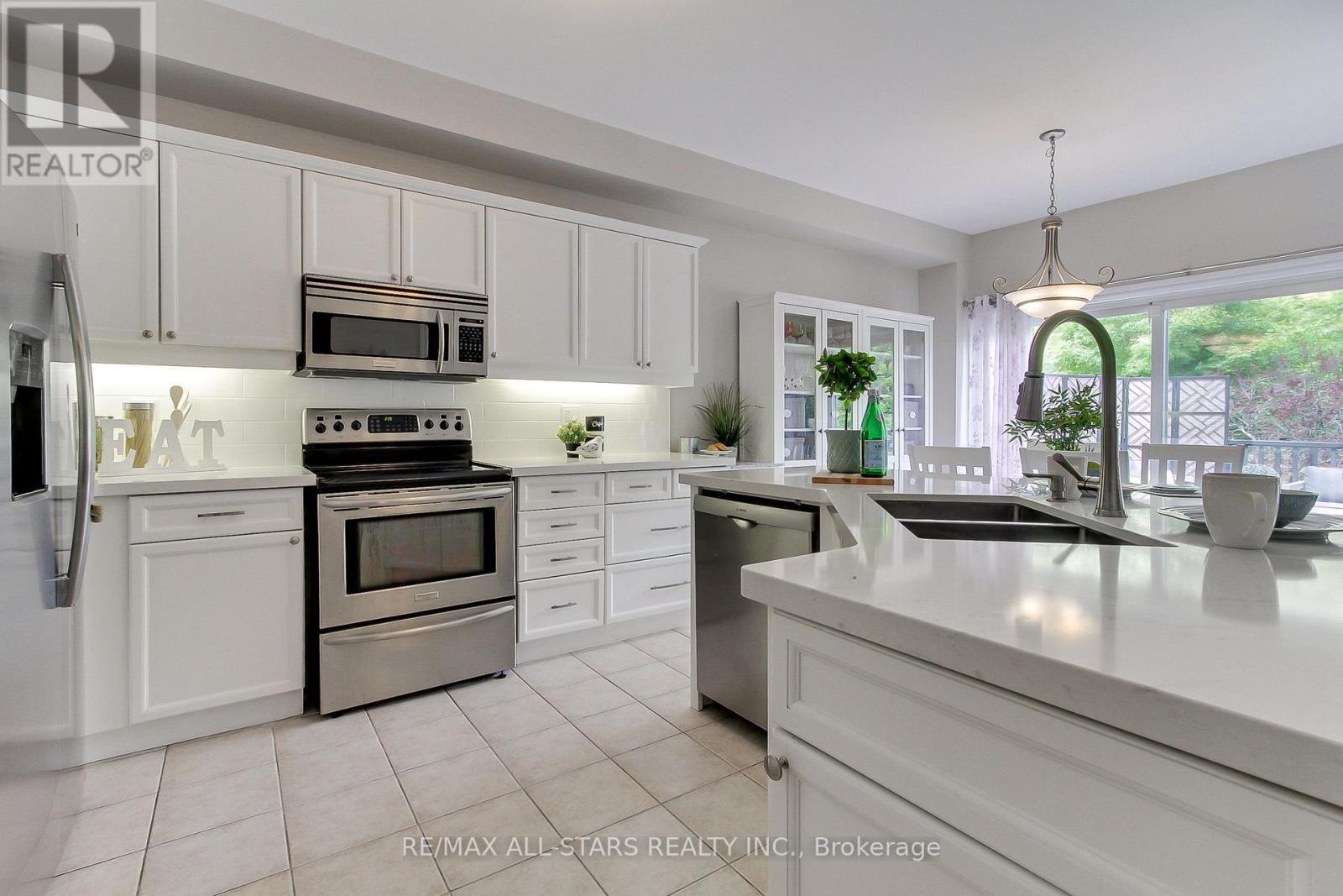 Photo 13 of 20 James Ratcliff Avenue, Whitchurchstouffville ON