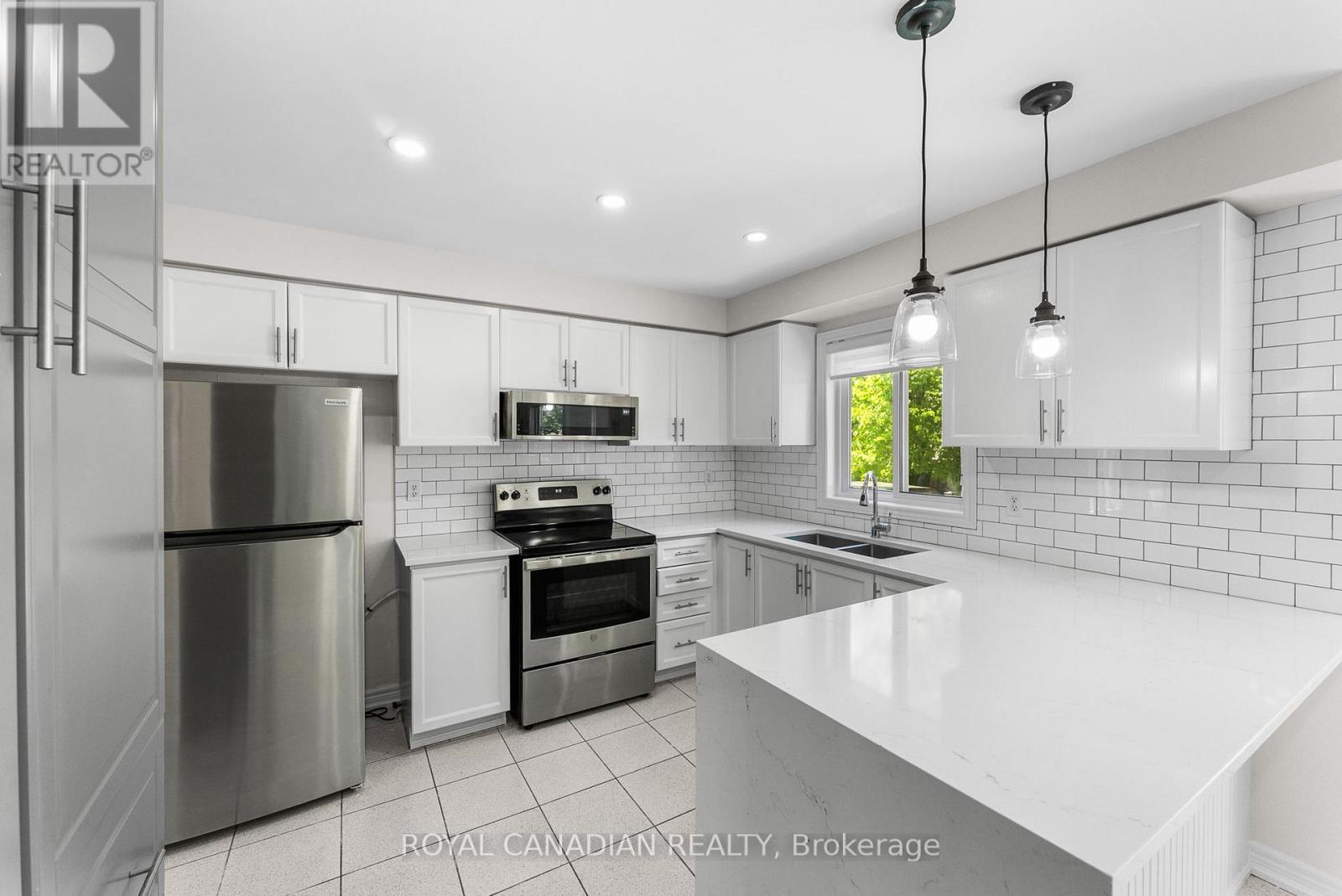 Photo 12 of 60 Crimson Ridge Road, Barrie ON