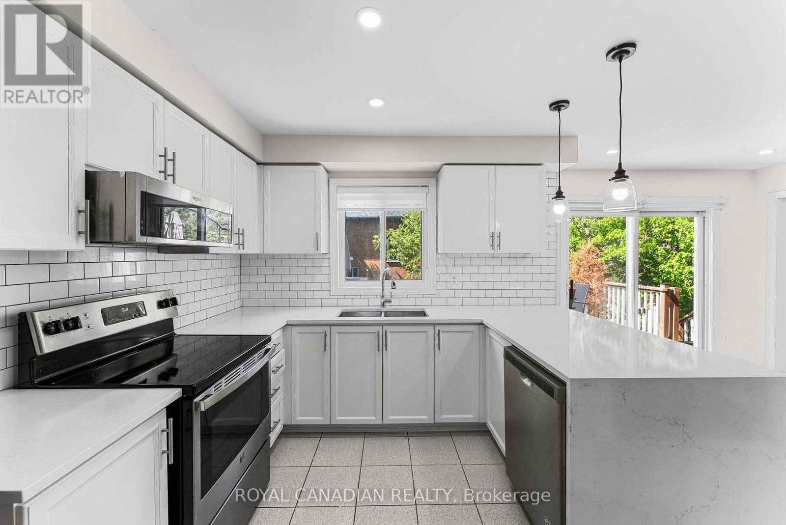 Photo 13 of 60 Crimson Ridge Road, Barrie ON