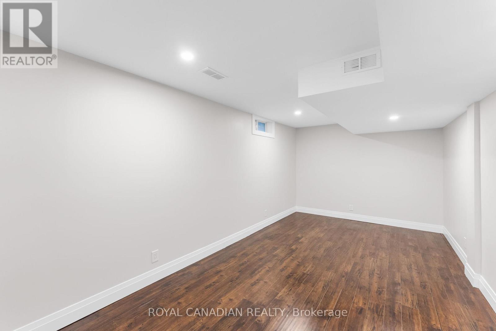 Photo 37 of 60 Crimson Ridge Road, Barrie ON