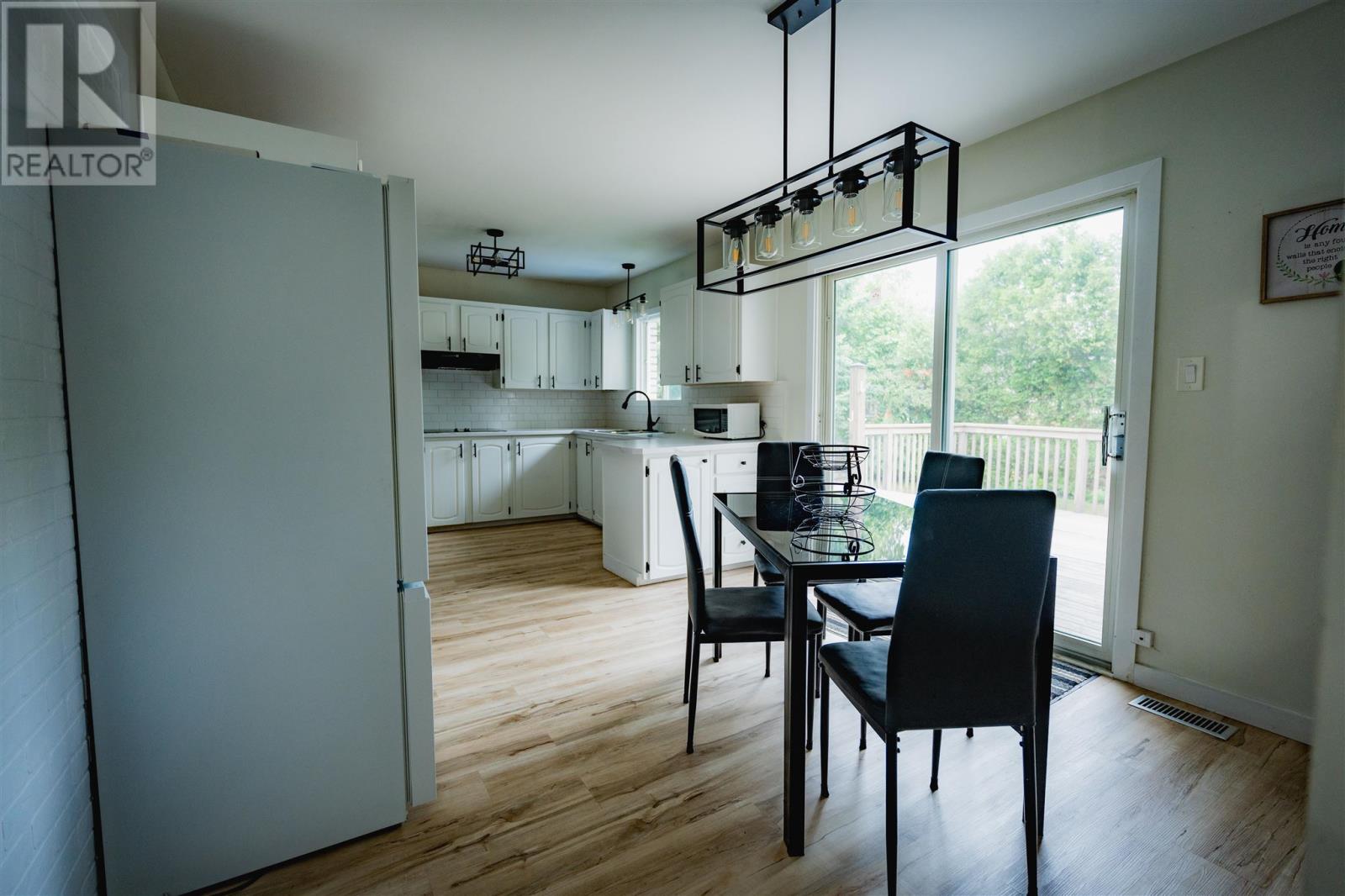 Photo 8 of 117 Plaintree Dr, Sault Ste Marie ON
