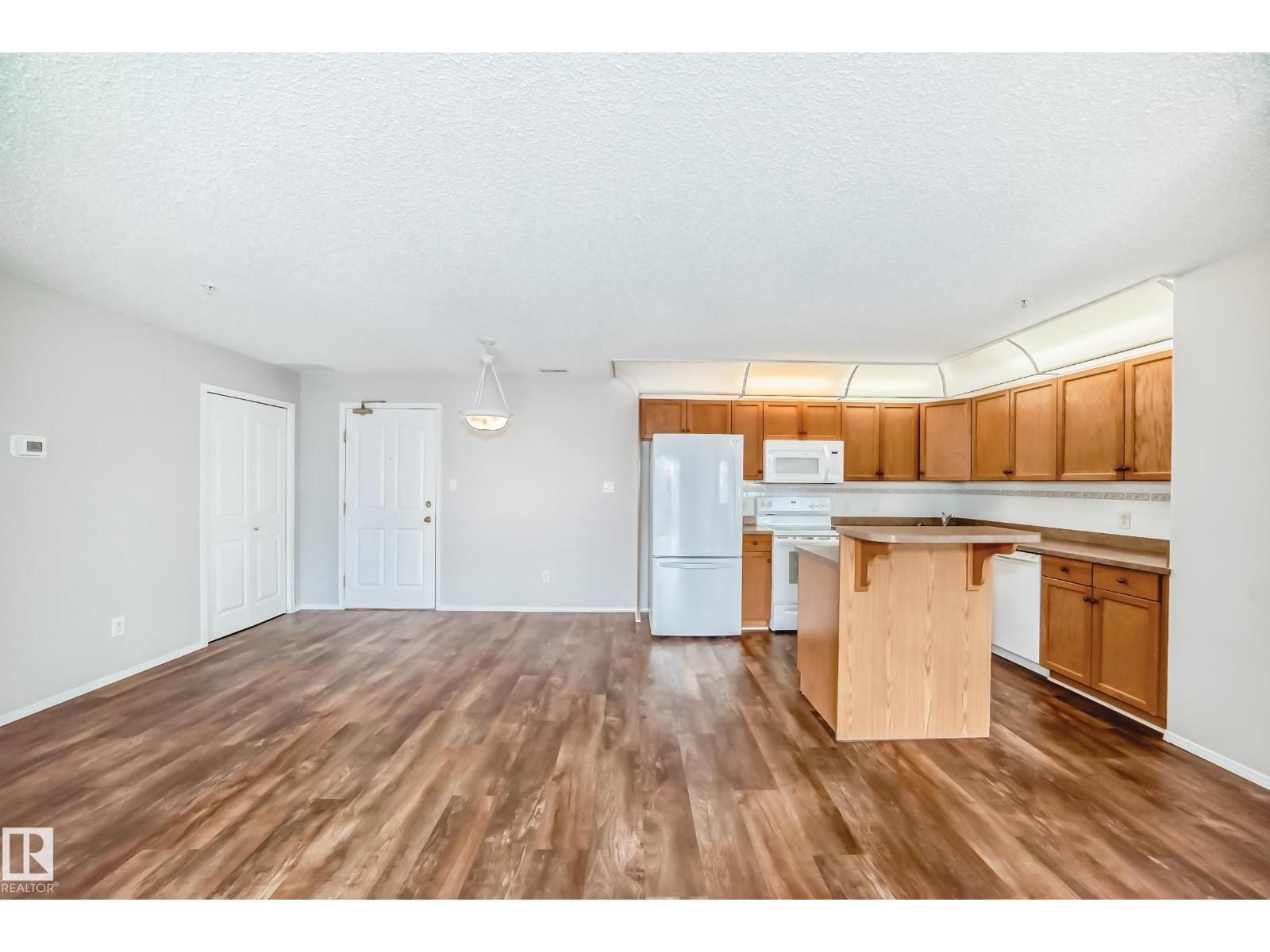 Photo 10 of 323 16303 95 St Nw, Edmonton AB