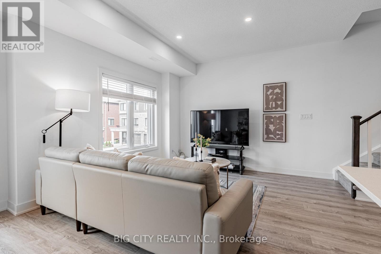 Photo 10 of 27 Canton Lane, Whitchurchstouffville ON