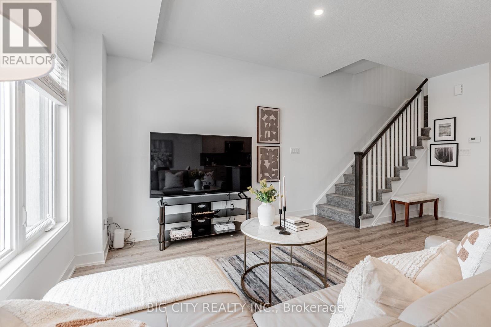Photo 11 of 27 Canton Lane, Whitchurchstouffville ON