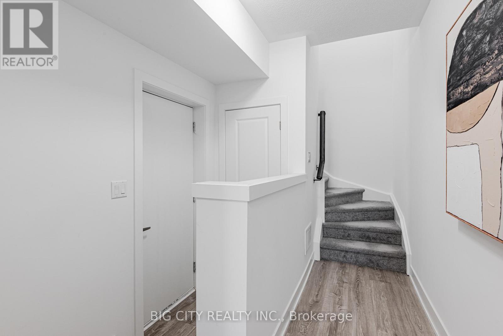 Photo 3 of 27 Canton Lane, Whitchurchstouffville ON