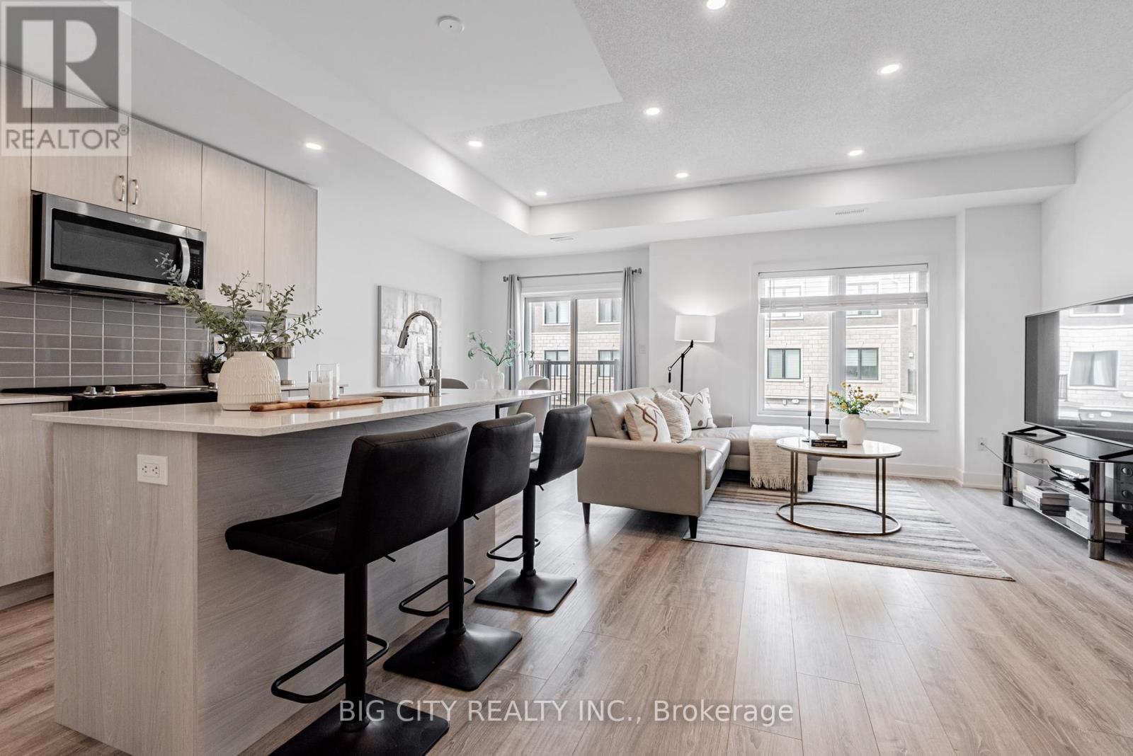Photo 4 of 27 Canton Lane, Whitchurchstouffville ON