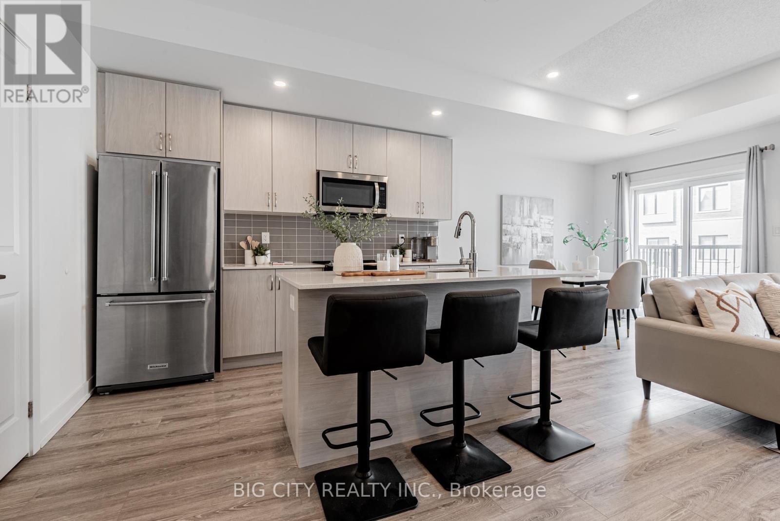Photo 5 of 27 Canton Lane, Whitchurchstouffville ON
