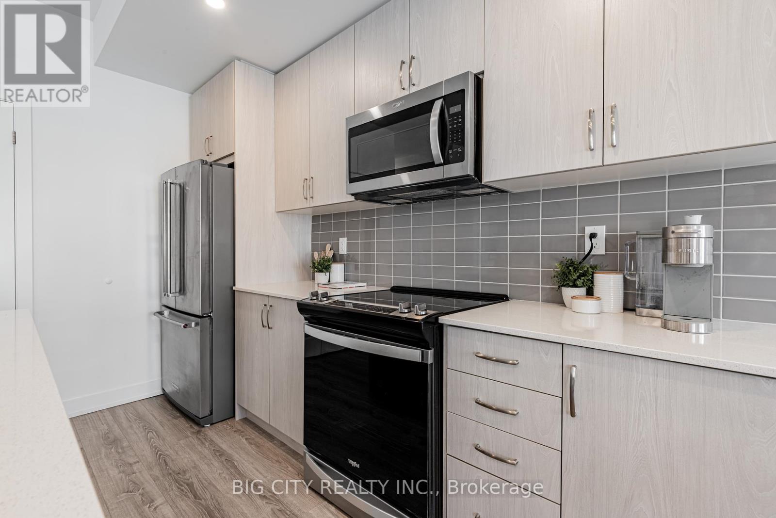 Photo 6 of 27 Canton Lane, Whitchurchstouffville ON