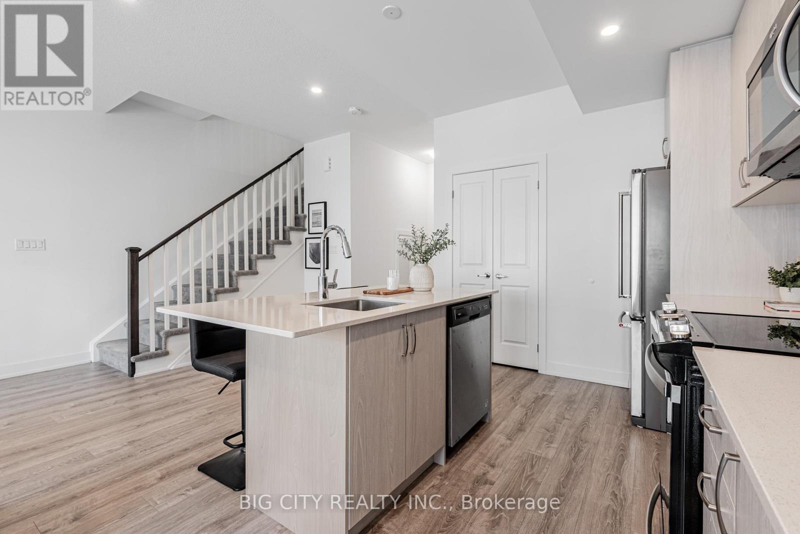Photo 7 of 27 Canton Lane, Whitchurchstouffville ON