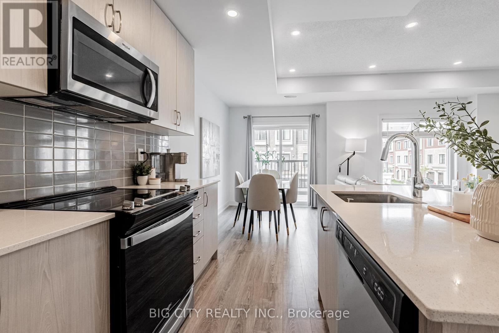 Photo 8 of 27 Canton Lane, Whitchurchstouffville ON