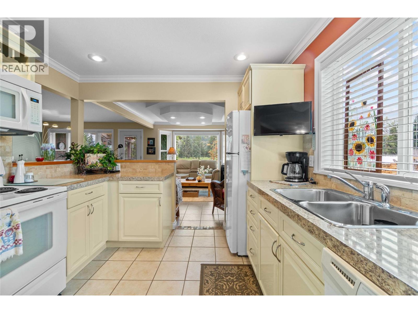 Photo 8 of 2552 Golf View Crescent, Blind Bay BC
