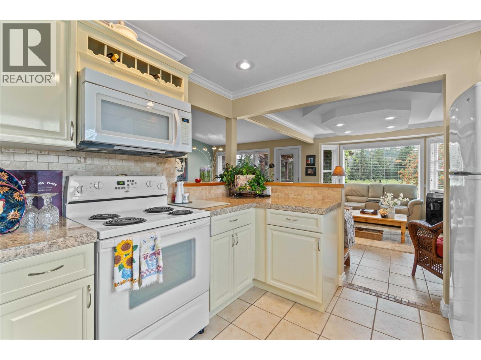 Photo 9 of 2552 Golf View Crescent, Blind Bay BC