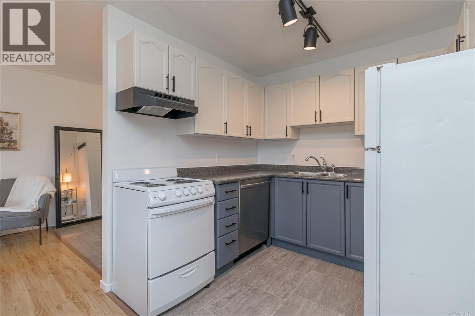 Photo 4 of 202 2524 Lewis St, Duncan BC