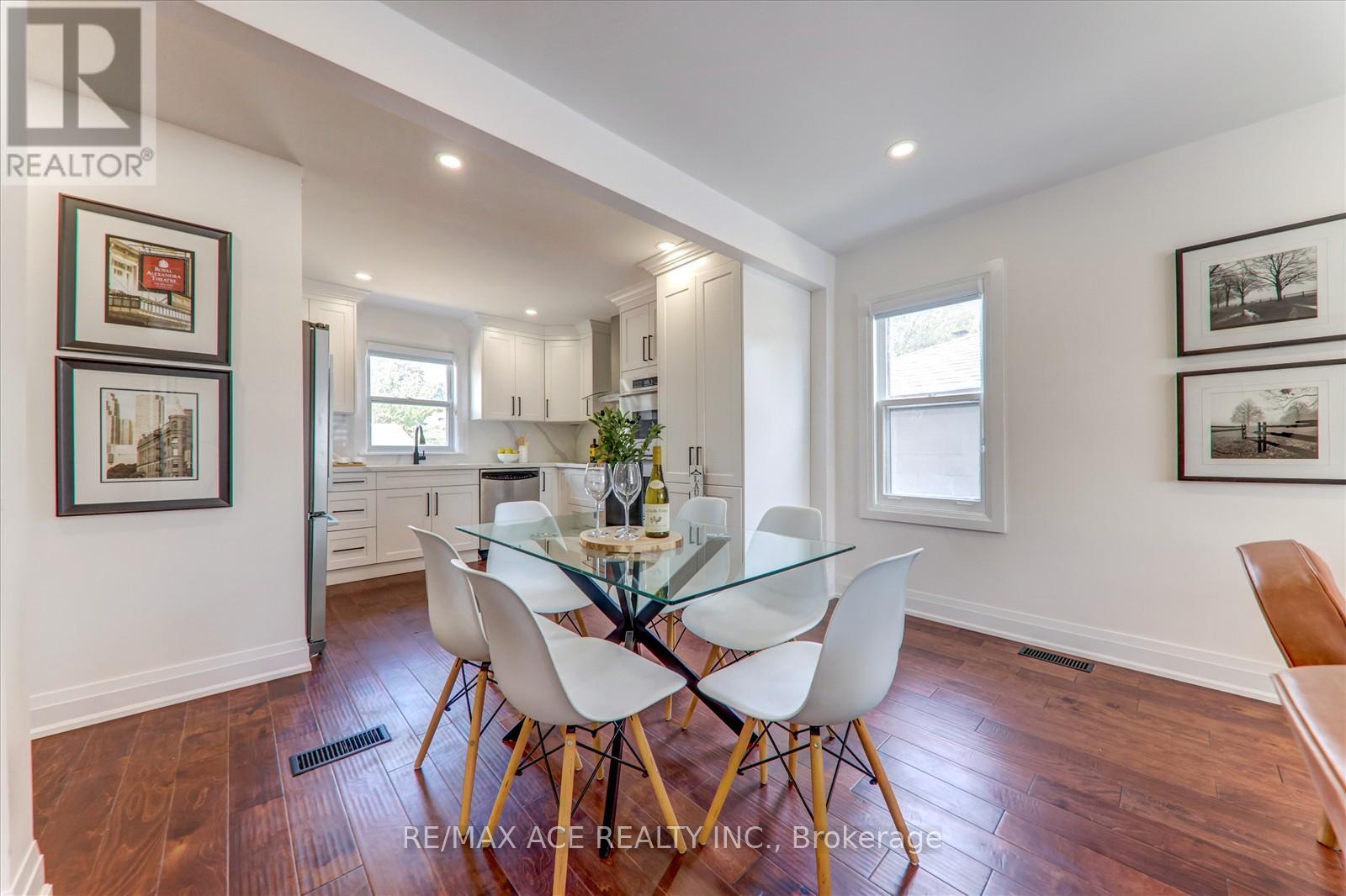 Photo 8 of 16 Yorkshire Road, Toronto ON